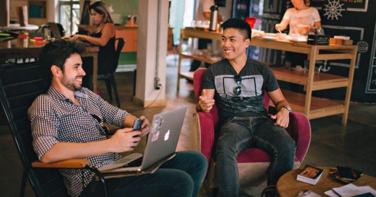 jovenes profesionales trabajan en un coworking