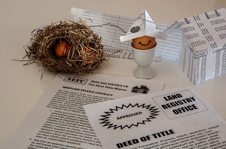Comprar casa al contado o pedir hipoteca: ¿qué compensa más? Buy a house outright or take out a mortgage: which pays off? Acheter une maison comptant ou avec un prêt : que choisir ? Comprare casa in contanti o con mutuo: cosa conviene? Comprar casa a pronto ou pedir crédito: o que compensa? Haus bar kaufen oder Kredit aufnehmen: Was lohnt sich?