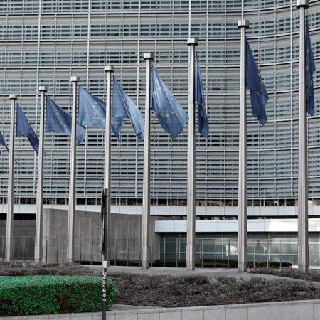 Un edificio con banderas de la Unión Europea, inversión inmobiliaria en Europa