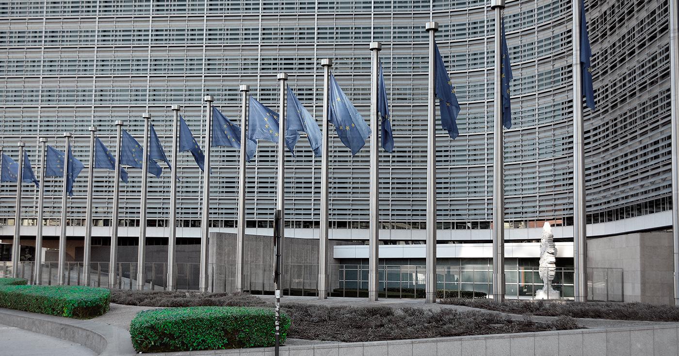 Un edificio con banderas de la Unión Europea, inversión inmobiliaria en Europa