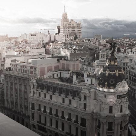 Vista del edificio Metrópolis y las calles de Alcalá y Gran Vía de Madrid