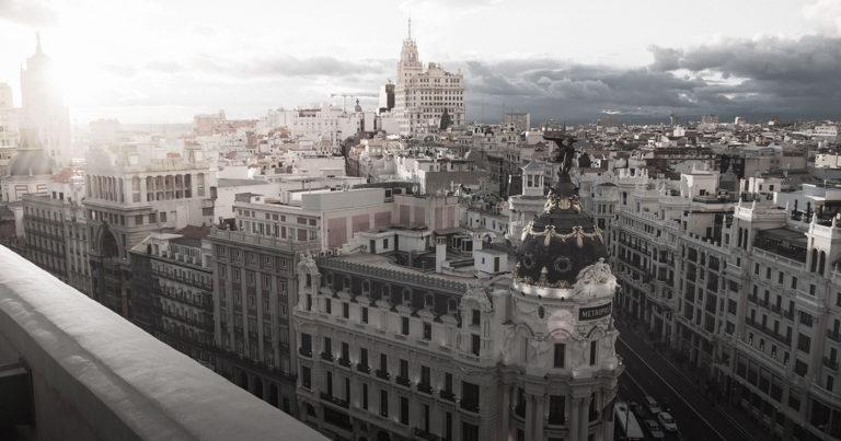 Vista del edificio Metrópolis y las calles de Alcalá y Gran Vía de Madrid