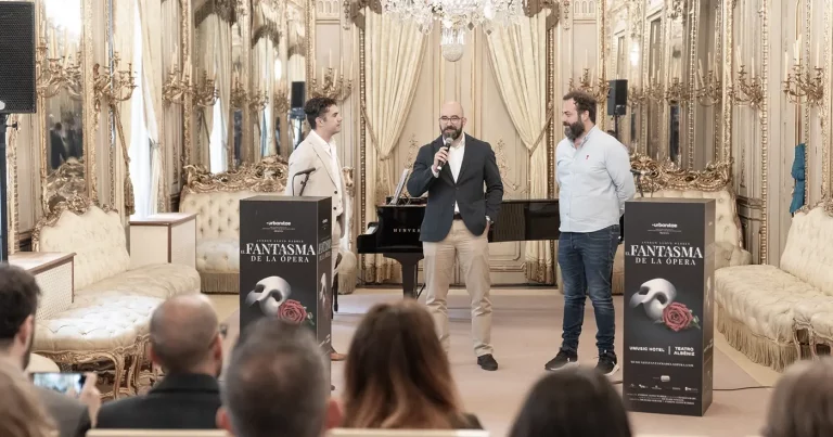 Urbanitae es el patrocinador principal de 'El Fantasma de la Ópera'. Urbanitae is the main sponsor of 'The Phantom of the Opera'. Urbanitae est le sponsor principal du 'Fantôme de l'Opéra'. Urbanitae è lo sponsor principale de 'Il Fantasma dell'Opera'. Urbanitae é o patrocinador principal de 'O Fantasma da Ópera'. Urbanitae ist der Hauptsponsor von 'Das Phantom der Oper'.