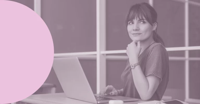 Ahorro vs. inversión ¿cómo encontrar el equilibrio perfecto Una gestión efectiva de las finanzas personales implica tomar decisiones informadas sobre el ahorro y la inversión. Ambas estrategias son clave en la construcción de la estabilidad financiera a largo plazo, pero encontrar el equilibrio perfecto puede ser un desafío. En este artículo, te daremos algunos consejos para encontrar el equilibrio perfecto entre el ahorro y la inversión. h2El papel del ahorro El ahorro actúa como uno de los cimientos de la salud financiera. Es la red de seguridad que nos protege frente a emergencias y gastos inesperados. Establecer un fondo de emergencia es el primer paso. Este fondo, que según el Banco de España, debería cubrir al menos de 3 a 6 meses de gastos esenciales, proporciona tranquilidad y estabilidad financiera en momentos imprevistos. Además, el ahorro es esencial para cumplir con metas a corto plazo. Ya sea para unas vacaciones soñadas o la adquisición de un bien material, destinar una parte de tus ingresos al ahorro a corto plazo nos ayuda a evitar deudas innecesarias y a mantener el control de nuestras finanzas. h2La importancia de la inversión Mientras que el ahorro es vital, la inversión abre la puerta a oportunidades de crecimiento financiero a largo plazo. Identificar metas a largo plazo, como la jubilación, la educación universitaria o la compra de una vivienda, es esencial. Establecer un horizonte temporal claro nos permitirá seleccionar las estrategias de inversión adecuadas. La diversificación es clave en el mundo de la inversión. Distribuir las inversiones en diferentes proyectos, ayuda a mitigar considerablemente el riesgo. Deberás ajustar tu cartera según tu grado de tolerancia al riesgo. Aquellos con aversión al riesgo pueden optar por inversiones más conservadoras, mientras que los inversores más arriesgados pueden explorar otras opciones con mayor potencial de rendimiento. h2¿Cómo encontrar el equilibrio Estos son algunos consejos para buscar el equilibrio entre estos dos factores clave en nuestras finanzas personales h3 1. Establece objetivos claros Define metas financieras específicas a corto, mediano y largo plazo. Esto te ayudará a asignar los recursos de manera más efectiva entre ahorro e inversión. h3 2. Crea un presupuesto Un presupuesto sólido es fundamental. Identifica cuánto puedes destinar al ahorro e inversión cada mes. Esto te permitirá mantener el control de tus finanzas y ajustar tus estrategias según sea necesario. h3 3. Ajusta regularmente Las circunstancias cambian con el tiempo. Analiza tu situación financiera, metas y estrategias regularmente. Ajusta tu plan según sea necesario para asegurarte de que siga siendo relevante y efectivo. En conclusión, el equilibrio perfecto entre ahorro e inversión es único para cada inversor. Tomarte el tiempo para comprender tus metas, tolerancia al riesgo y situación financiera te permitirá tomar decisiones informadas que impulsen tu bienestar financiero a lo largo del tiempo.