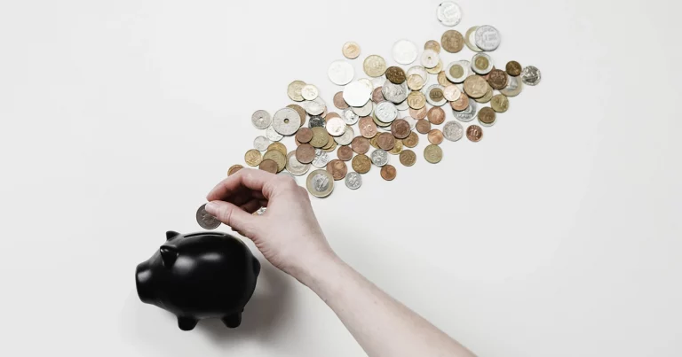 O desafio das 52 semanas é uma estratégia simples que te permite acumular um fundo de poupança significativo.