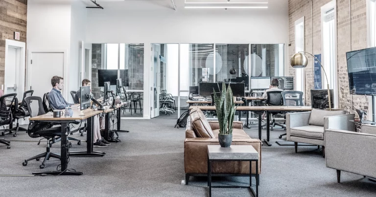 Der Wohnungsmangel in den großen Städten nimmt zu.