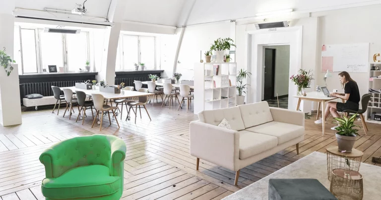 La inversión inmobiliaria en living es una de las tendencias destacadas para 2024.