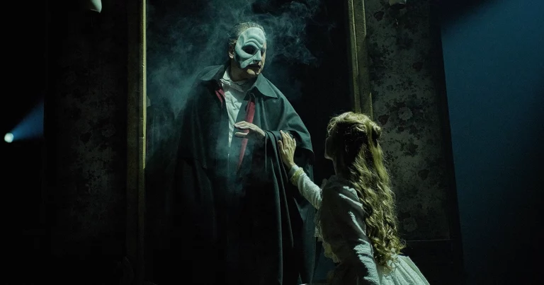 Urbanitae y El Fantasma de la Ópera renuevan su acuerdo de patrocinio. Urbanitae and The Phantom of the Opera renew their sponsorship agreement. Urbanitae et Le Fantôme de l'Opéra renouvellent leur accord de parrainage. Urbanitae e Il Fantasma dell'Opera rinnovano il loro accordo di sponsorizzazione. Urbanitae e O Fantasma da Ópera renovam o seu acordo de patrocínio. Urbanitae und Das Phantom der Oper erneuern ihre Sponsoring-Vereinbarung.