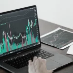 In einen Geldmarktfonds zu investieren, ist eine attraktive Option für diejenigen, die Stabilität, Liquidität und geringes Risiko suchen.