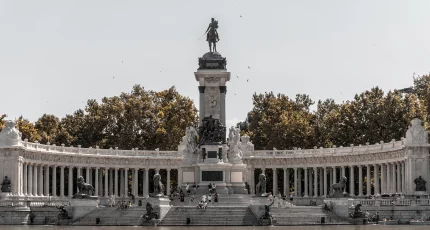 Madrid es la segunda capital europea más atractiva para la inversión inmobiliaria. Madrid is the second most attractive European capital for real estate investment. Madrid est la deuxième capitale européenne la plus attractive pour l’investissement immobilier. Madrid ist die zweitattraktivste europäische Hauptstadt für Immobilieninvestitionen. Madrid è la seconda capitale europea più attraente per gli investimenti immobiliari. Madrid é a segunda capital europeia mais atrativa para o investimento imobiliário.