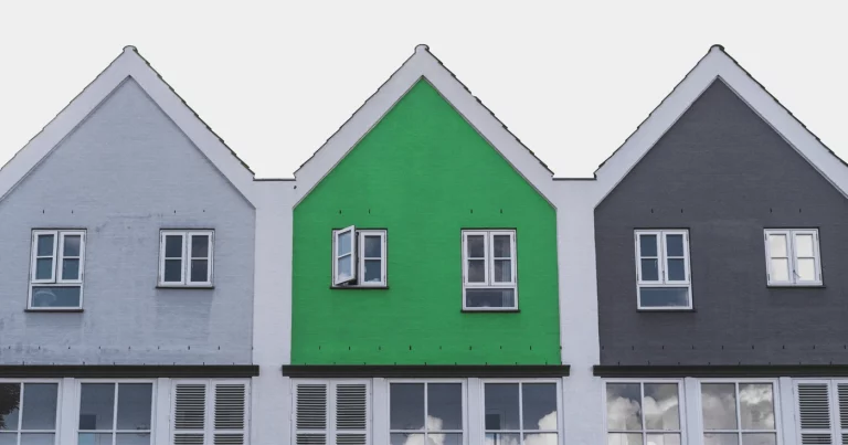 Las propuestas de los partidos políticos para luchar contra la crisis de la vivienda. The political parties' proposals to combat the housing crisis. Les propositions des partis politiques pour lutter contre la crise du logement. Le proposte dei partiti politici per affrontare la crisi abitativa. As propostas dos partidos políticos para combater a crise da habitação. Die Vorschläge der politischen Parteien zur Bekämpfung der Wohnkrise.