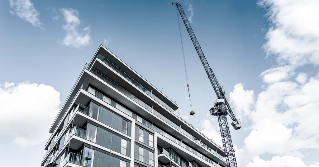 La escasez de suelo en España: un obstáculo clave para el acceso a la vivienda. Land scarcity in spain: a key obstacle to housing access. La rareté du foncier en Espagne : un obstacle clé à l'accès au logement. La carenza di terreni in Spagna: un ostacolo fondamentale per l'accesso alla casa. A escassez de solo em Espanha: um obstáculo chave para o acesso à habitação. Der Mangel an Bauland in Spanien: Ein entscheidendes Hindernis für den Zugang zu Wohnraum. 
Der Mangel an Bauland in Spanien: Ein entscheidendes Hindernis für den Zugang zu Wohnraum. 