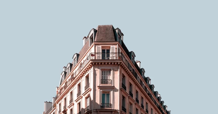 El déficit habitacional: ¿cómo afrontarán las grandes ciudades el futuro déficit de 2,7 millones de viviendas? The housing deficit: how will major cities face the future shortfall of 2.7 million homes? Le déficit de logement : comment les grandes villes feront-elles face à un déficit futur de 2,7 millions de logements ? Il deficit abitativo: come affronteranno le grandi città il futuro deficit di 2,7 milioni di abitazioni? O déficit habitacional: como as grandes cidades enfrentarão o futuro déficit de 2,7 milhões de habitações? Das Wohnungsdefizit: Wie werden die Großstädte das zukünftige Defizit von 2,7 Millionen Wohnungen bewältigen?