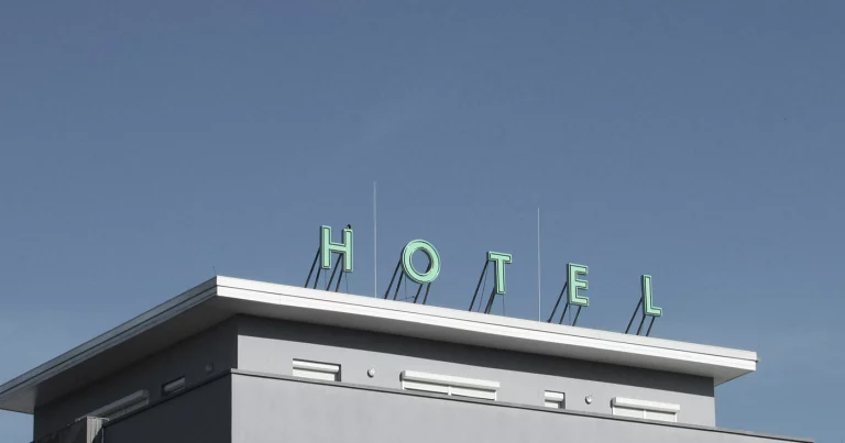 El capital latinoamericano apuesta por el sector hotelero español. Latin American capital bets on the spanish hotel sector. Le capital latino-américain parie sur le secteur hôtelier espagnol. Il capitale latinoamericano punta sul settore alberghiero spagnolo. O capital latino-americano aposta no setor hoteleiro espanhol. Lateinamerikanisches Kapital setzt auf den spanischen Hotelsektor.