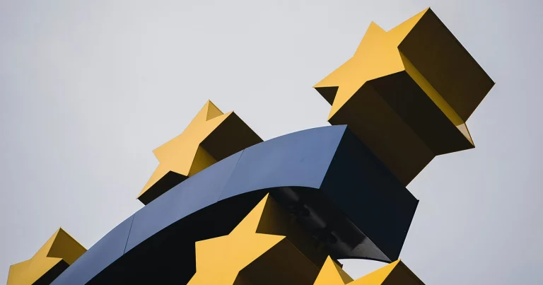 La inversión inmobiliaria en Europa crece un 28%. Real estate investment in Europe grows by 28. L’investissement immobilier en Europe augmente de 28 %. Gli investimenti immobiliari in Europa crescono del 28%. O investimento imobiliário na Europa cresce 28%. Die Immobilieninvestitionen in Europa steigen um 28 %.