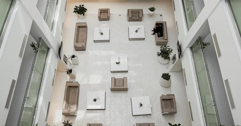 El mercado de oficinas avanza con operaciones destacadas. The office market continues its recovery with standout transactions. Le marché des bureaux poursuit sa reprise avec des opérations remarquables. Il mercato degli uffici prosegue la sua ripresa con operazioni di rilievo. O mercado de escritórios continua a recuperar com operações de destaque. Der Büromarkt setzt seine Erholung mit herausragenden Transaktionen fort.