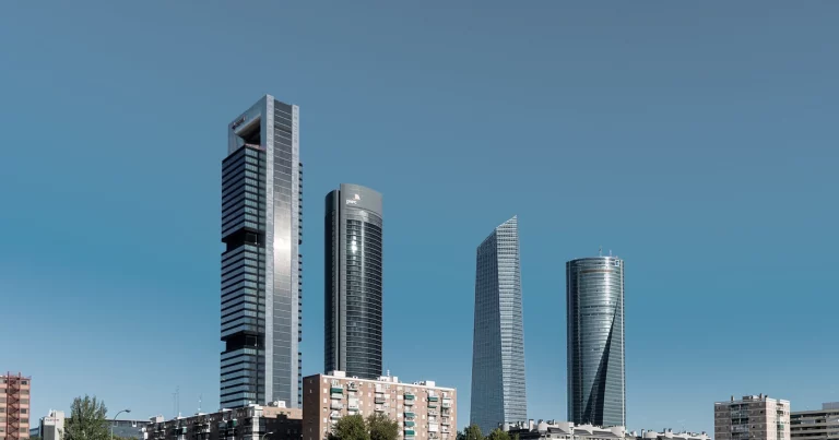 El precio de la vivienda vuelve a subir: Madrid lidera el repunte. Housing prices rise again: Madrid leads the surge. Les prix de l’immobilier repartent à la hausse : Madrid en tête. I prezzi delle case tornano a salire: Madrid guida l’aumento. Os preços da habitação voltam a subir: Madrid lidera o aumento. Die Immobilienpreise steigen erneut: Madrid führt den Anstieg an.