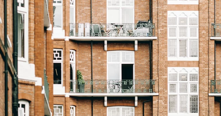 Vivienda en 2025: tensión en el alquiler y precios al alza. Housing in 2025: rising prices and rental market under pressure. Logement en 2025 : hausse des prix et tensions sur le marché locatif. Casa nel 2025: prezzi in aumento e mercato degli affitti sotto pressione. Habitação em 2025: subida de preços e tensão no mercado de arrendamento. Wohnmarkt 2025: steigende Preise und angespannter Mietmarkt.