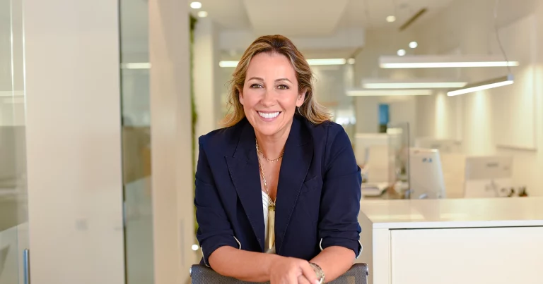 Abad Grupo Inmobiliario: medio siglo transformando el sector en la Región de Murcia. Abad Grupo Inmobiliario: half a century transforming the real estate sector in the region of Murcia. Abad Grupo Inmobiliario : un demi-siècle de transformation du secteur immobilier dans la région de Murcie. Abad Grupo Immobiliare: mezzo secolo trasformando il settore nella Regione di Murcia. Abad Grupo Imobiliário: meio século a transformar o setor na Região de Múrcia. Abad Grupo Inmobiliario: Ein halbes Jahrhundert der Transformation des Immobiliensektors in der Region Murcia.