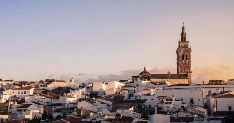 Andalucía, nuevo foco de inversión inmobiliaria en España. Andalusia, a new hotspot for real estate investment in Spain. L’Andalousie, nouveau pôle d’investissement immobilier en Espagne. Andalusia, nuovo polo di investimento immobiliare in Spagna. Andaluzia, novo foco de investimento imobiliário em Espanha. Andalusien, neuer Hotspot für Immobilieninvestitionen in Spanien.