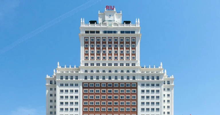 España, segundo mercado europeo en inversión hotelera. Spain, the second-largest hotel investment market in Europe. L’Espagne, deuxième marché européen de l’investissement hôtelier. La Spagna è il secondo mercato europeo per gli investimenti alberghieri. Espanha, o segundo maior mercado europeu em investimento hoteleiro. Spanien ist der zweitgrößte Hotelinvestmentmarkt in Europa.