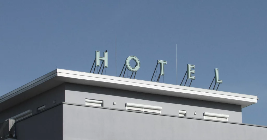 Los hoteles económicos conquistan la inversión hotelera en España. Budget hotels dominate hotel investment in Spain. Les hôtels économiques dominent l’investissement hôtelier en Espagne. Gli hotel economici conquistano gli investimenti alberghieri in Spagna. Os hotéis económicos conquistam o investimento hoteleiro em Espanha. Günstige Hotels dominieren die Hotelinvestitionen in Spanien.