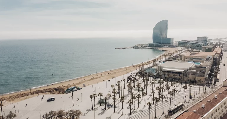 Inversión inmobiliaria en Cataluña: buenas perspectivas para 2025. Real estate investment in Catalonia: positive outlook for 2025. Investissement immobilier en Catalogne : bonnes perspectives pour 2025. Investimenti immobiliari in Catalogna: buone prospettive per il 2025. Investimento imobiliário na Catalunha: boas perspetivas para 2025. Immobilieninvestitionen in Katalonien: gute Aussichten für 2025.