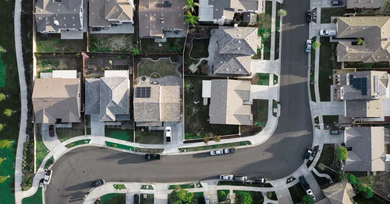 Ventajas y riesgos de invertir en bienes raíces sin ser propietario.