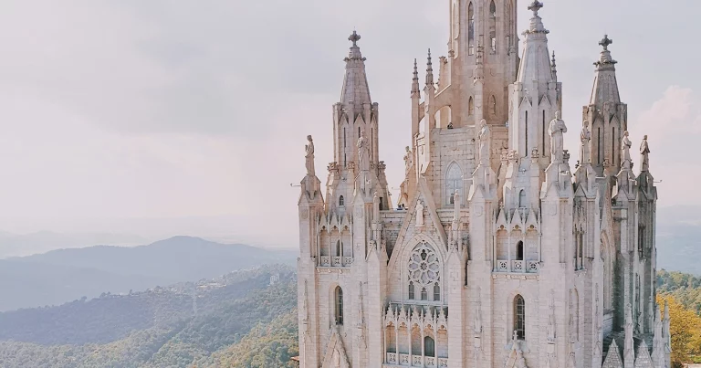 España, a la cabeza de Europa: el 70% del patrimonio está en activos inmobiliarios. Spain leads Europe: 70% of household wealth is in real estate assets. L’Espagne en tête de l’Europe : 70 % du patrimoine est investi dans l’immobilier. La Spagna è in testa in Europa: il 70% del patrimonio è investito in immobili. Espanha lidera na Europa: 70% do património está em ativos imobiliários. Spanien führt in Europa: 70 % des Vermögens steckt in Immobilienwerten.