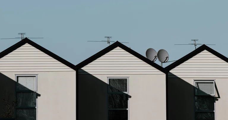 Faltan 900.000 viviendas: el reto de la obra nueva en España. 900,000 homes missing: the challenge of new housing in Spain. Il manque 900 000 logements : le défi de la construction neuve en Espagne. Mancano 900.000 abitazioni: la sfida delle nuove costruzioni in Spagna. Faltam 900.000 habitações: o desafio da nova construção em Espanha. 900.000 Wohnungen fehlen: die Herausforderung des Neubaus in Spanien. España necesita viviendas.