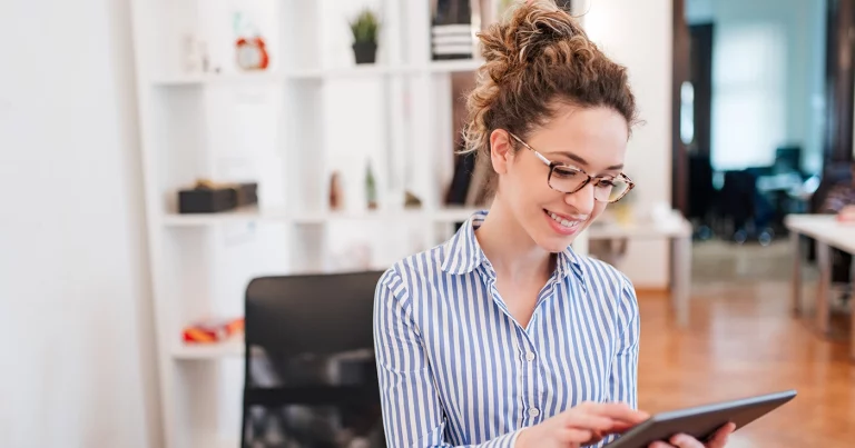 Invertir con calma: guía de inversión pasiva para el verano. Invest calmly: a guide to passive investing for the summer. Investir en toute tranquillité : guide de l’investissement passif pour l’été. Ruhig investieren: Leitfaden für passives Investieren im Sommer. Investire con calma: guida agli investimenti passivi per l’estate. Investir com calma: guia de investimento passivo para o verão.