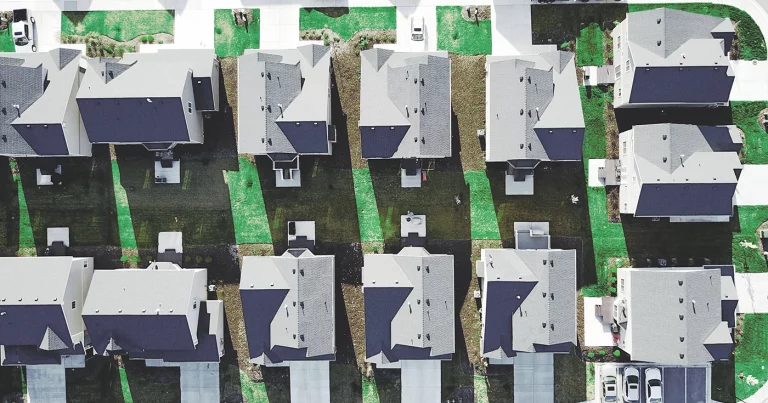 La periferia urbana, nuevo destino para invertir en vivienda. Urban outskirts, the new destination for housing investment. La périphérie urbaine, nouvelle destination pour investir dans le logement. La periferia urbana, nuova destinazione per investire nel settore abitativo. A periferia urbana, novo destino para investir em habitação. Der städtische Stadtrand – neues Ziel für Wohnungsinvestitionen.