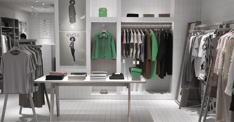 El auge del ultra fast fashion revoluciona el sector inmobiliario. The rise of ultra-fast fashion is revolutionising the real estate sector. L’essor de l’ultra fast fashion révolutionne le secteur immobilier. L’ascesa dell’ultra fast fashion rivoluziona il settore immobiliare. O auge do ultra fast fashion está a revolucionar o setor imobiliário. Der Aufstieg von Ultra-Fast-Fashion revolutioniert den Immobiliensektor.