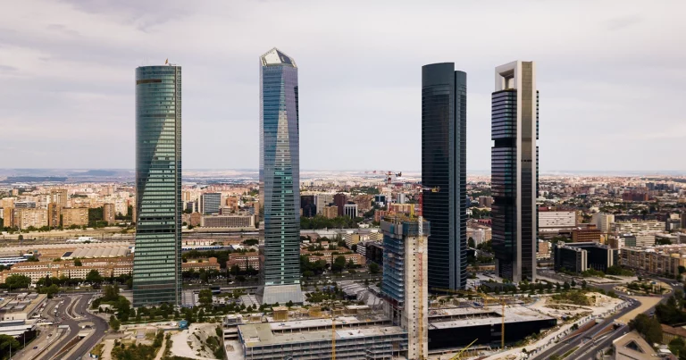 Madrid acelera en sus grandes desarrollos urbanísticos. Madrid Speeds Up Its Major Urban Developments. Madrid accélère ses grands projets urbains. Madrid accelera nei suoi grandi sviluppi urbanistici. Madrid acelera nos seus grandes desenvolvimentos urbanísticos. Madrid beschleunigt seine großen Stadtentwicklungsprojekte.