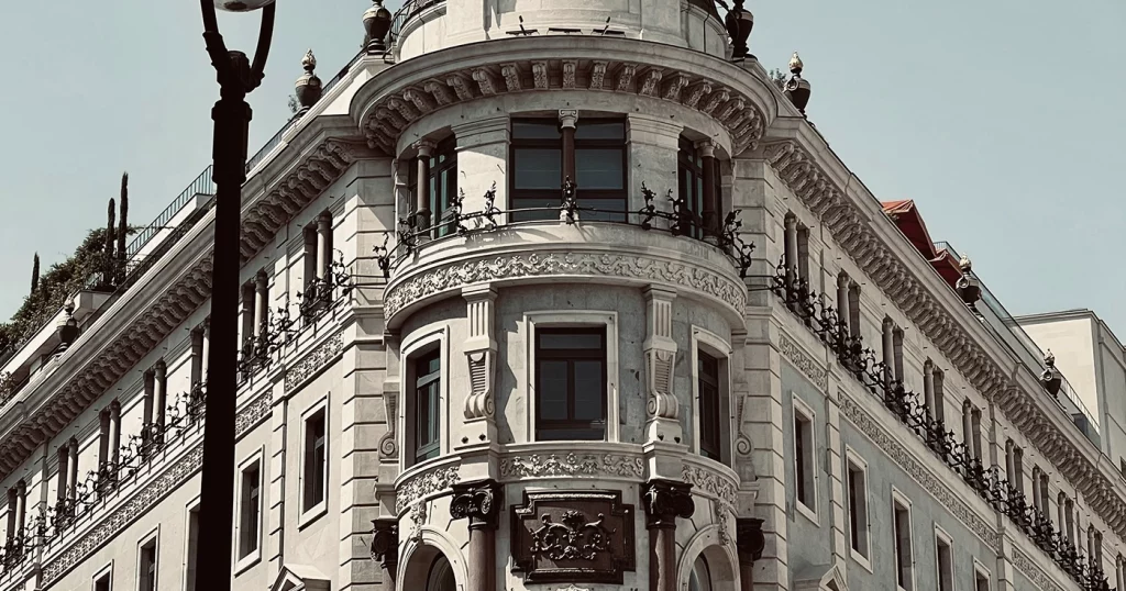 El mercado inmobiliario de lujo en Madrid modera sus precios. Madrid’s luxury real estate market moderates its prices. Le marché immobilier de luxe à Madrid modère ses prix. Il mercato immobiliare di lusso a Madrid modera i suoi prezzi. O mercado imobiliário de luxo em Madrid modera os seus preços. Der Luxusimmobilienmarkt in Madrid mäßigt seine Preise.