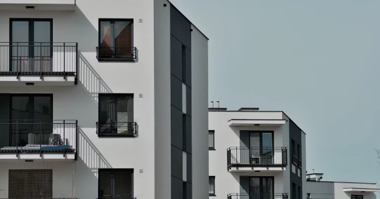 El mercado inmobiliario español: claves del primer semestre de 2025. The Spanish real estate market: key insights from the first half of 2025. Le marché immobilier espagnol : les clés du premier semestre 2025. Il mercato immobiliare spagnolo: le chiavi del primo semestre 2025. O mercado imobiliário espanhol: pontos-chave do primeiro semestre de 2025. Der spanische Immobilienmarkt: Schlüsselfakten zum ersten Halbjahr 2025.