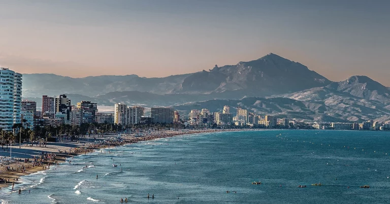 Zonas de España más rentables para invertir en vivienda en 2025 Most Profitable Areas in Spain to Invest in Housing in 2025 Zones d’Espagne les plus rentables pour investir dans l’immobilier en 2025 Die rentabelsten Regionen Spaniens für Immobilieninvestitionen im Jahr 2025 Zone della Spagna più redditizie per investire in immobili nel 2025 Zonas de Espanha mais rentáveis para investir em habitação em 2025