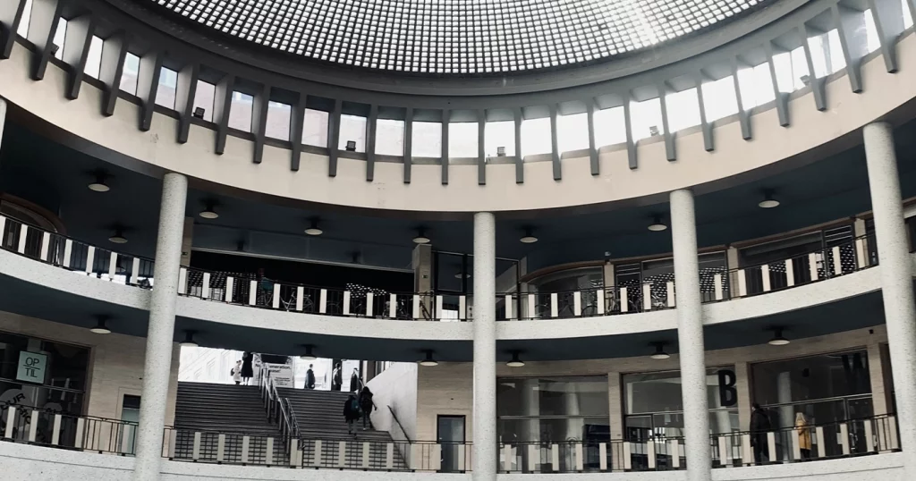 How Shopping Centers Affect Property Value
Comment les centres commerciaux influencent la valeur des biens immobiliers
Wie Einkaufszentren den Immobilienwert beeinflussen
Come i centri commerciali influenzano il valore degli immobili
Como os centros comerciais afetam o valor dos imóveis