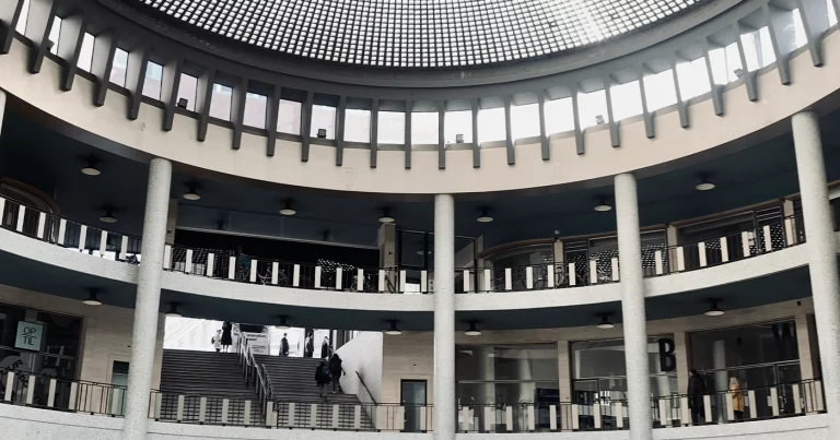 How Shopping Centers Affect Property Value
Comment les centres commerciaux influencent la valeur des biens immobiliers
Wie Einkaufszentren den Immobilienwert beeinflussen
Come i centri commerciali influenzano il valore degli immobili
Como os centros comerciais afetam o valor dos imóveis