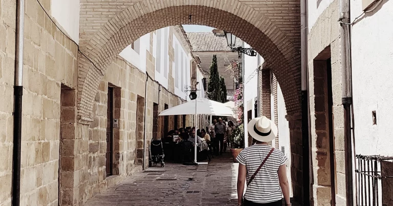 La inversión extranjera se consolida como pilar del residencial español Foreign Investment Consolidates as a Pillar of the Spanish Residential Market L’investissement étranger se consolide comme pilier du marché résidentiel espagnol Ausländische Investitionen festigen sich als Säule des spanischen Wohnungsmarktes L’investimento straniero si consolida come pilastro del mercato residenziale spagnolo O investimento estrangeiro consolida-se como pilar do mercado residencial espanhol