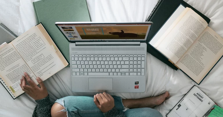 Día de la Educación Financiera: invertir con conocimiento es invertir mejor. Financial education day: investing with knowledge means investing better. Journée de l’Éducation Financière : investir avec connaissance, c’est investir mieux. Giornata dell’Educazione Finanziaria: investire con conoscenza significa investire meglio. Dia da Educação Financeira: investir com conhecimento é investir melhor. Tag der Finanzbildung: Mit Wissen investieren heißt besser investieren.