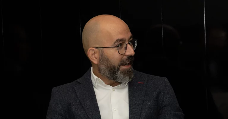 Hablar de dinero también es educación financiera. Talking about money is also financial education. Parler d’argent, c’est aussi de l’éducation financière. Parlare di denaro è anche educazione finanziaria. Falar sobre dinheiro também é educação financeira. Über Geld sprechen ist auch Finanzbildung.