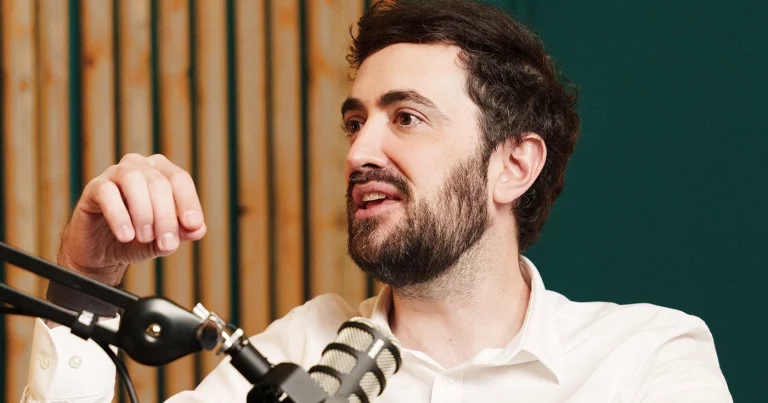 Cuando eres líder en inversión, tienen que poder fiarse de ti. When you are a leader in investment, people need to be able to trust you. Quand vous êtes un leader dans l’investissement, les gens doivent pouvoir vous faire confiance. Wenn man ein führender Investor ist, müssen die Menschen einem vertrauen können. Quando sei un leader negli investimenti, le persone devono potersi fidare di te. Quando você é um líder em investimentos, precisam poder confiar em você.