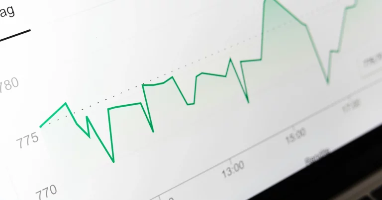 4 métricas clave para invertir con acierto. 4 key metrics for investing wisely. 4 métriques clés pour investir avec succès. 4 metriche chiave per investire con successo. 4 métricas-chave para investir com acerto. 4 Schlüsselkennzahlen für erfolgreiches Investieren.