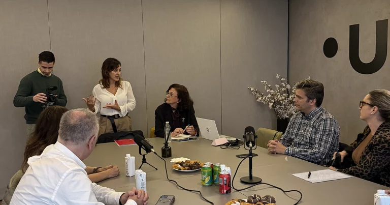 Tecnología en la experiencia de cliente: cómo combinar eficiencia y empatía Technology in the Customer Experience: How to Combine Efficiency and Empathy Technologie im Kundenerlebnis: Effizienz und Empathie optimal verbinden Tecnologia nell’esperienza cliente: come coniugare efficienza ed empatia Tecnologia na experiência do cliente: como unir eficiência e empatia Technologie dans l’expérience client: comment combiner efficacité et empathie