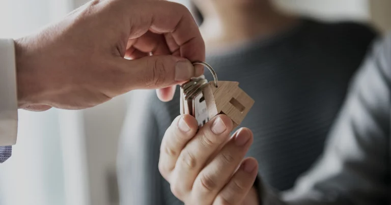 Por qué algunos fondos dejan de invertir en alquiler en Madrid. Why some funds are stopping investment in rental housing in Madrid. Pourquoi certains fonds cessent d’investir dans la location à Madrid. Perché alcuni fondi smettono di investire nel mercato degli affitti a Madrid. Porque é que alguns fundos deixam de investir no arrendamento em Madrid. Warum einige Fonds nicht mehr in den Mietmarkt in Madrid investieren.