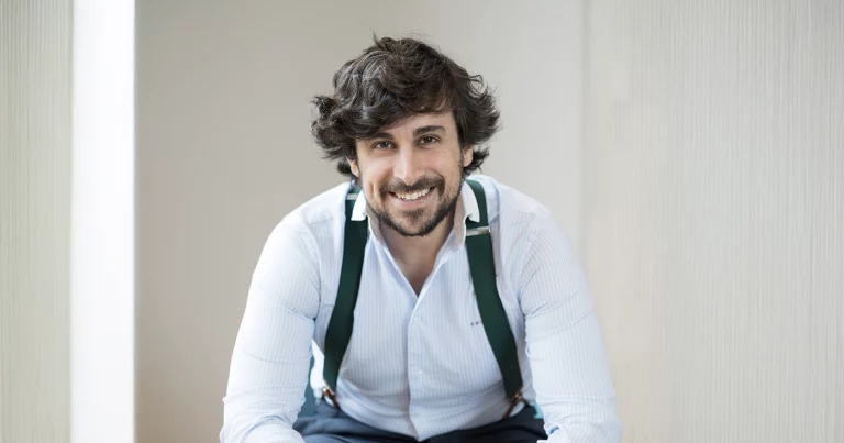 Comprar una vivienda será tan sencillo y natural como reservar un viaje Buying a home will be as simple and natural as booking a trip Acheter un logement sera aussi simple et naturel que de réserver un voyage Eine Immobilie zu kaufen wird so einfach und selbstverständlich sein wie eine Reise zu buchen Comprare una casa sarà semplice e naturale come prenotare un viaggio Comprar uma casa será tão simples e natural como reservar uma viagem