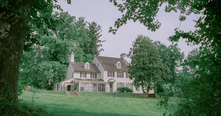 De cortijos a masías: por qué las fincas rústicas son el nuevo lujo inmobiliario From Cortijos to Masías: Why Rural Estates Are the New Luxury in Real Estate Des Cortijos aux Masías : Pourquoi les Domaines Ruraux sont le Nouveau Luxe Immobilier Von Cortijos zu Masías: Warum ländliche Anwesen der neue Luxus im Immobilienmarkt sind Dai Cortijos alle Masías: Perché le Fattorie Rurali Sono il Nuovo Lusso Immobiliare Dos Cortijos às Masías: Por Que as Propriedades Rurais São o Novo Luxo Imobiliário