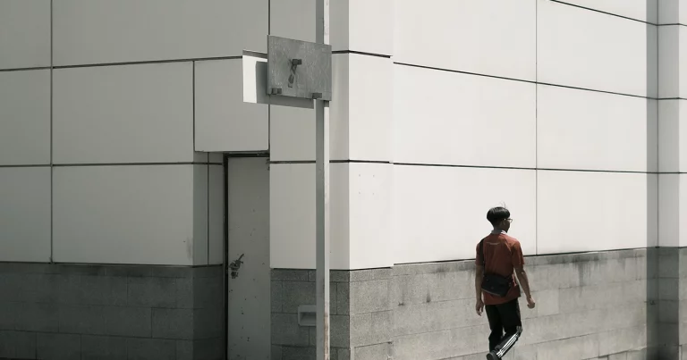 Riesgos comunes en el crowdfunding inmobiliario y cómo mitigarlos. Common Risks in Real Estate Crowdfunding and How to Mitigate Them. Rischi comuni nel crowdfunding immobiliare e come mitigarli. Riscos comuns no crowdfunding imobiliário e como mitigá-los. Häufige Risiken beim Immobilien-Crowdfunding und wie man sie mindert.