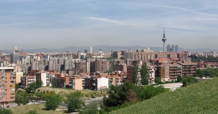 separados por . Propiedad en Vallecas: descuento del 23% y rentabilidad estimada del 6,4%. Vallecas Property: 23% discount and 6.4% estimated yield. Propriété à Vallecas : 23% de décote et 6,4% de rentabilité estimée. Immobilie in Vallecas: 23% Rabatt und 6,4% geschätzte Rendite. Proprietà a Vallecas: sconto del 23% e redditività stimata del 6,4%. Propriedade em Vallecas: desconto de 23% e rentabilidade estimada de 6,4%.
